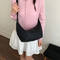 Bolso de media luna en cuero negro mate minimalista con detalles de costuras verticales - Negro