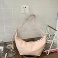 Bolso hobo rosa claro en cuero granulado con forma de media luna y correa anudada - Rosa
