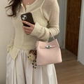 Secchiello alla moda in pelle rosa chiaro con ciondolo a cane e chiusura in metallo - Rosa con ciondolo