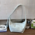 Bolso de hombro de media luna azul claro con textura granulada y correa ajustable moderno - Azul