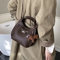 Borsa a secchiello in pelle marrone scuro con trama a grana e charm a forma di cavallo - Caffè con Ciondolo