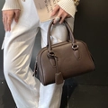 Borsa bowling marrone scuro in pelle testurizzata con doppi manici e ciondolo - Marrone