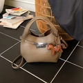 Secchiello classico in pelle martellata marrone con ciondolo a cavallo su fondo vintage - Grigio Con Pendente