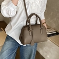 Borsa Boston bowling in pelle kaki scuro a grana di litchi con manici e tracolla - Grigio elefante