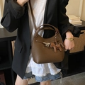 Borsa a secchiello marrone in pelle martellata con chiusura a rotazione e ciondolo - Marrone con ciondolo