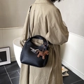 Borsa a secchiello classica in pelle nera da donna con ciondolo a pony marrone e fibbia - Nero con ciondolo