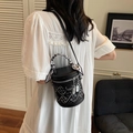 Bolso cubo negro de moda con patrones geométricos grises y pañuelo de seda decorativo - Negro