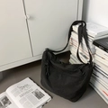 Borsa a tracolla casual in nylon nero con doppie tasche anteriori e tracolla regolabile - Nero