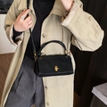 Borsa quadrata chic in pelle opaca nera con chiusura a scatto dorata e manico - Nero