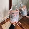 Bolso bombonera rosa cilíndrico con bordado floral y detalle de pañuelo de seda - Rosa