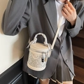 Elegante bolso de cubo cilíndrico en crema y gris con asa de pañuelo y placa de logotipo - Blanco & Gris
