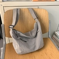 Borsa a mezzaluna in nylon grigio minimalista con tracolla regolabile e trama impermeabile - Grigio