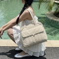 Sac fourre-tout matelassé en nylon beige avec poche avant dans un décor de piscine - Blanc Cassé