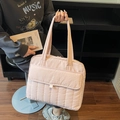 Grand sac cabas matelassé rose avec poche avant à rabat et bretelles larges - Rose