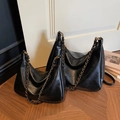 Juego de dos bolsos hobo de cuero negro brillante con correas de cadena dorada, grande y pequeño - Negro Grande