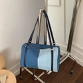 Μίνιμαλ τσάντα Boston denim με χρωματικές αντιθέσεις, ιμάντα ώμου και ασημί φερμουάρ - Ανοιχτό μπλε