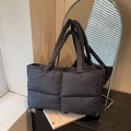 Borsa tote trapuntata grigio scuro con cuciture a quadri e doppi manici corti - Nero