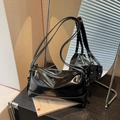 Borsa a spalla minimalista in pelle nera lucida con una tracolla regolabile elegante - Nero