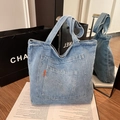 Borsa tote in denim blu lavato con doppie tasche anteriori ed etichetta moda arancione - Azzurro