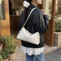 Borsa a spalla bianca minimalista in ecopelle lucida con tracolla regolabile - Bianco Sporco