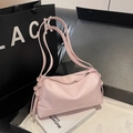 Borsa a tracolla rosa lucida con una silhouette moderna e minimalista a forma di bowling - Rosa