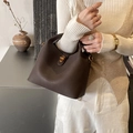 Sac seau en cuir marron foncé avec motif lychee et fermoir rotatif doré élégant - Marron