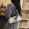 Borsa a spalla argento minimalista in ecopelle lucida con dettaglio coulisse laterale - Argento