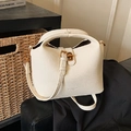 Sac seau élégant blanc cassé grainé avec boucle dorée et bandoulière amovible - Blanc Cassé