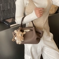 Sac à main vintage en cuir marron avec boucle en métal et pendentif ours mignon - Avec Pendentif / Marron