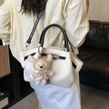 Sac à main vintage en cuir beige avec poignée marron et joli pendentif ours en tricot - Avec Pendentif / Blanc Cassé