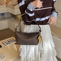 Sac bandoulière minimaliste en cuir marron foncé avec breloque cheval jaune et ruban soie - Café (Avec Charme)