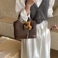 Sac seau en cuir marron avec fermoir rotatif argenté et charmant chiot jaune - Avec Pendentif / Marron