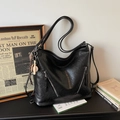 Schwarze Retro Schultertasche mit Reißverschlusstaschen und Baseball-Anhänger - Schwarz mit Anhänger