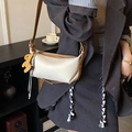 Sac bandoulière crème et marron chic avec breloque ours sur un modèle élégant - Beige (Avec Pendentif)