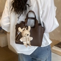 Borsa a mano marrone scuro in pelle martellata con ciondolo a forma di coniglio - Caffè con Ciondolo