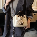 Elegante borsa in pelle beige con manici marroni e ciondolo a forma di orsetto - Beige Con Ciondolo