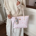 Sac fourre-tout rose avec motif lapin et breloque ours dans un décor d'intérieur - Avec Pendentif / Rose