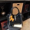Sac seau noir élégant en cuir mixte avec breloque cheval orange et fermoir argenté chic - Avec Pendentif / Noir
