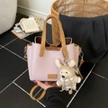 Borsa in pelle martellata rosa con manici marroni e ciondolo a forma di orsetto - Rosa con ciondolo