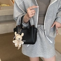 Borsa a mano in pelle nera martellata con doppi manici e un grazioso ciondolo a orsetto - Nero con ciondolo