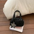 Bolso Boston minimalista de cuero sintético negro con amuleto de estrella - Negro