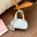 Bolso de mano azul claro estilo bowling con colgante de estrella en suelo de madera - Azul