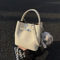 Sac seau blanc crème en cuir grainé avec un adorable pendentif lapin en peluche - Blanc Cassé (Avec Pendentif)