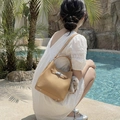 Sac seau chic en cuir camel avec boucle argentée et charm lapin en peluche doux - Marron (Avec Pendentif)