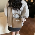 Sac seau en cuir marron avec fermoir rotatif argenté et accessoire en peluche doux - Café (Avec Pendentif)