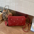 Borsa a bauletto rossa con borchie a stella opache e un ciondolo in pelle a cuore - Rosso
