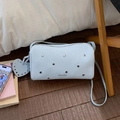 Borsa a tracolla cilindrica azzurra con borchie a stella e ciondolo a cuore - Blu