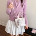 Elegante bolso bombonera blanco con grabado floral y colgante de perro peluche - Beige Con Amuleto