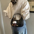 Borsa hobo trapuntata nera con catena dorata, sciarpa leopardata e ciondoli decorativi - Nero con ciondolo