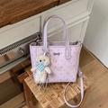 Bolso tipo cubo color lila claro con patrones de estrellas y caballos y dije de perro - Púrpura Con Colgante